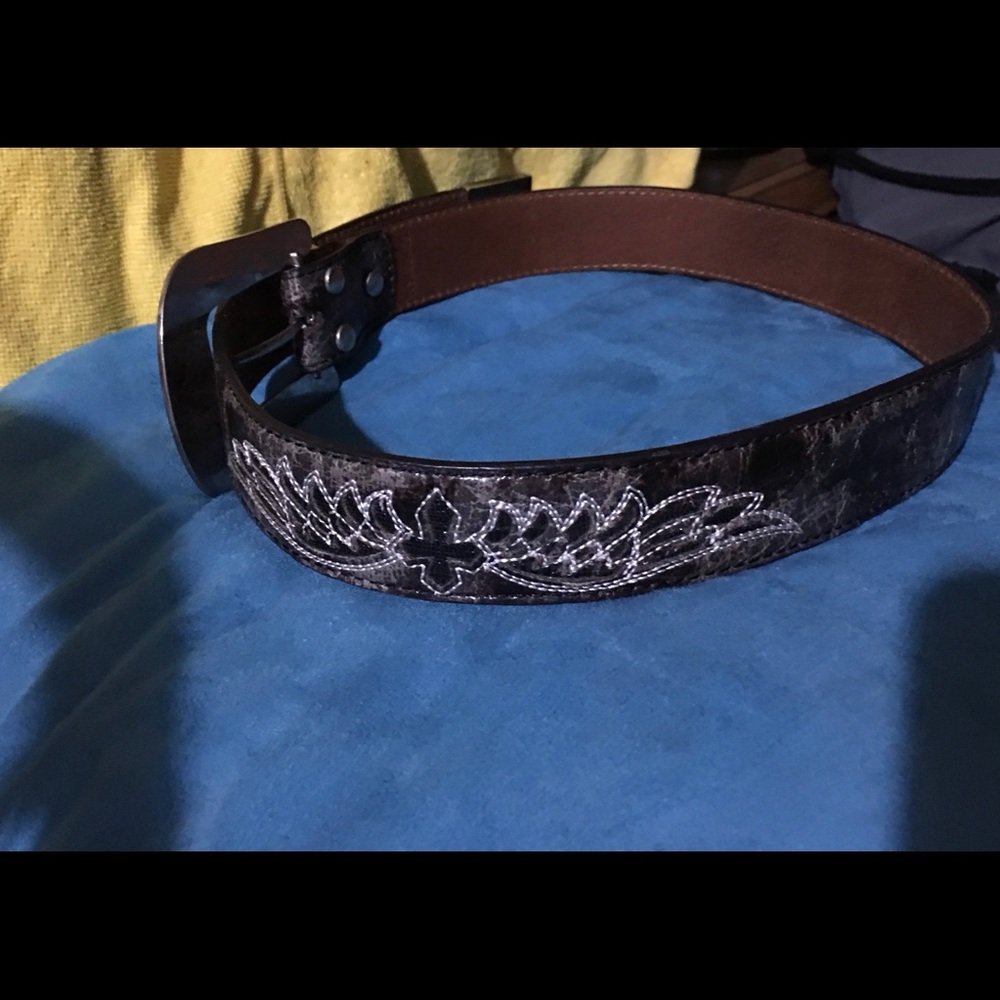 Belt with wing cross
